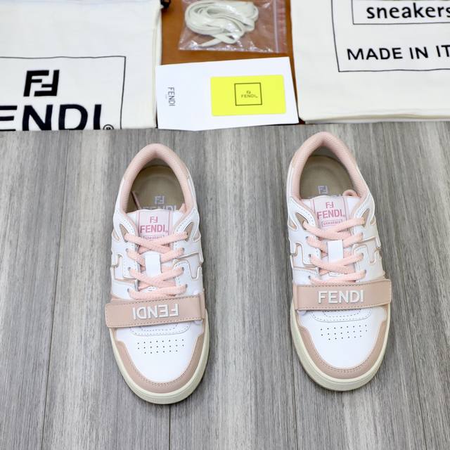 出厂价： 情侣款 顶级原单 品牌：芬迪 Fendi 尺码：35-44 男38、45定制 等级：原单品质 高版本 材料： 进口原版牛皮拼接 优质舒适内里 原版tp